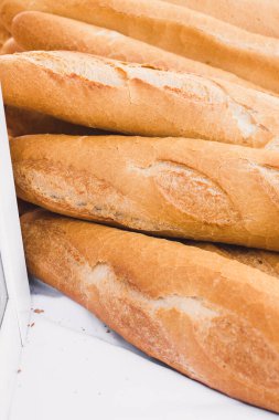 Tezgahta bir sürü taze ekmek var. Geleneksel Akdeniz pazarı. Seçilmiş en kaliteli organik ürünler.