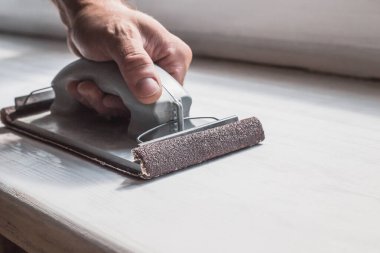 Yüzeyi boyaya hazırlamak - eski boya katmanını elle öğütmek ve çıkarmak