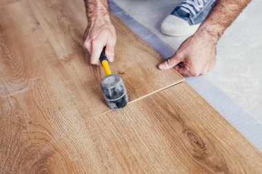 Kapalı çekimin ustası kat kilitlerini bağlar - döşeme - seçici odak