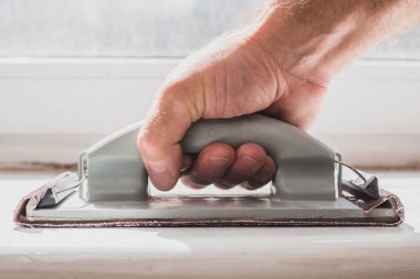 Zımpara kağıdıyla yüzeyi düzleştirmek - eski boya ve kiri katman katman temizlemek