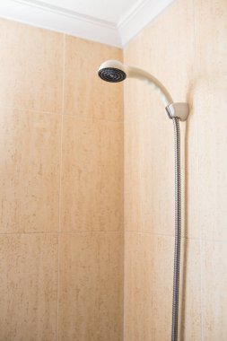 Tipik olarak, bir duş sırasında suyun yüzde 20 'si mutlak bir kayıptır, evdeki suyun yaklaşık yüzde 17' si duş başına kullanılır ve ortalama bir aile duşta günde 160 litre su kullanır.