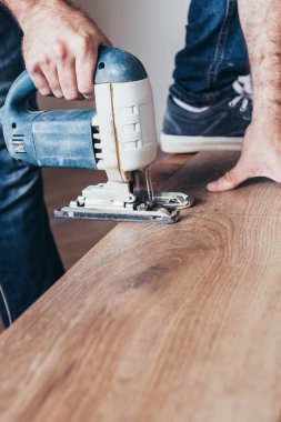 Laminate, çok sayıda döşeme alıcısı için nispeten yeni ama şimdiden popüler bir seçenek - sadece yüksek performansı ile değil, aynı zamanda kurulum kolaylığıyla da ayırt edilebilir