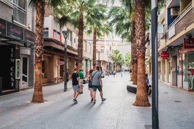 Torrevieja, İspanya - 4 Temmuz 2019: Güneşli bir yaz gününde dar şehir sokaklarının manzarası