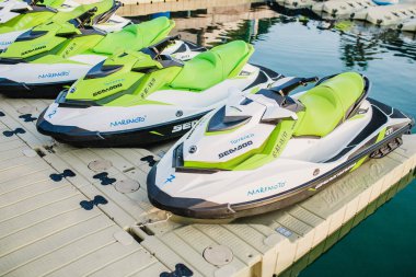 Torrevieja, İspanya - 4 Temmuz 2019: Limanda bir jet ski kiralayın - turistler için eğlence