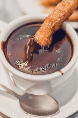 Churros, ayrıca churro - tatlı kavrulmuş muhallebi, çok köşeli bir yıldıza sahip ya da sadece bölümde yuvarlak - İspanyol Churros 'un doğduğu yer olarak kabul edilir, burada churro geleneksel olarak kahvaltıda servis edilir.