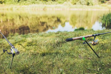 Kıyıdaki balık oltalarının birinci şahıs görüntüsü - varlığın etkisi