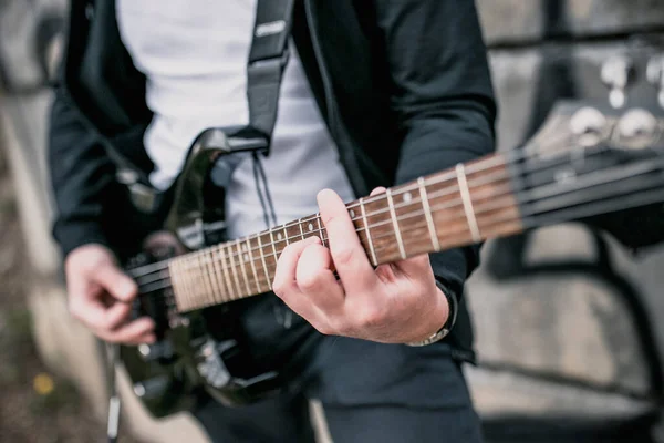 Közelkép Egy Férfi Kezét Játszik Szabadban Hard Hard Rock Blues — Stock Fotó