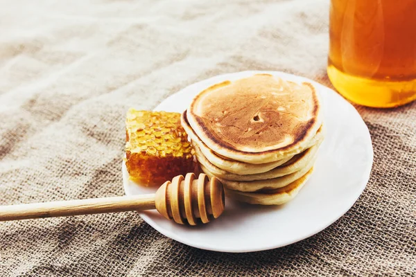 Honeycomb Honey Plate Stack Fresh Hot Pancakes Wooden Spoon Honey — Stock Photo, Image