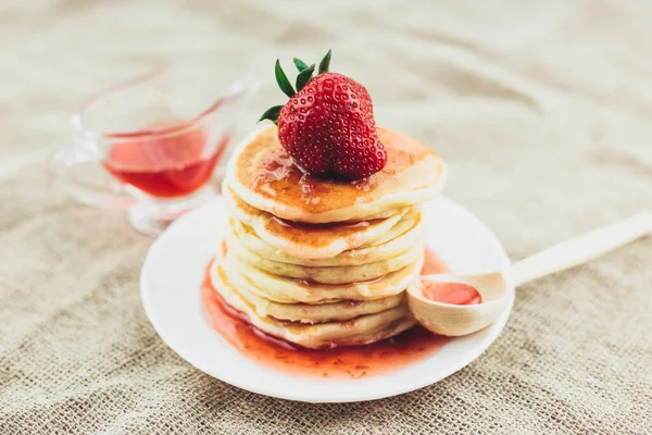 Kinderdelicatesse Verse Warme Zoete Pannenkoeken Met Aardbeienjam Als Ontbijt Thee — Stockfoto