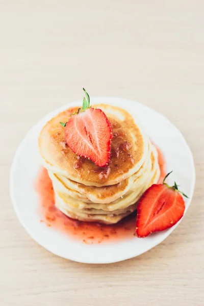 Kinderdelicatesse Verse Warme Zoete Pannenkoeken Met Aardbeienjam Als Ontbijt Thee — Stockfoto