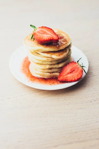 Verticaal Beeldformaat Een Stapel Verse Geurige Warme Pannenkoeken Een Witte — Stockfoto