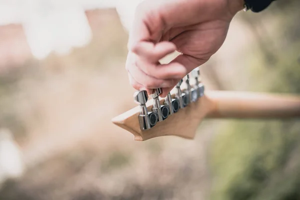 Homem Sintoniza Uma Guitarra Elétrica Preta Livre Torce Cordas Divisórias — Fotografia de Stock