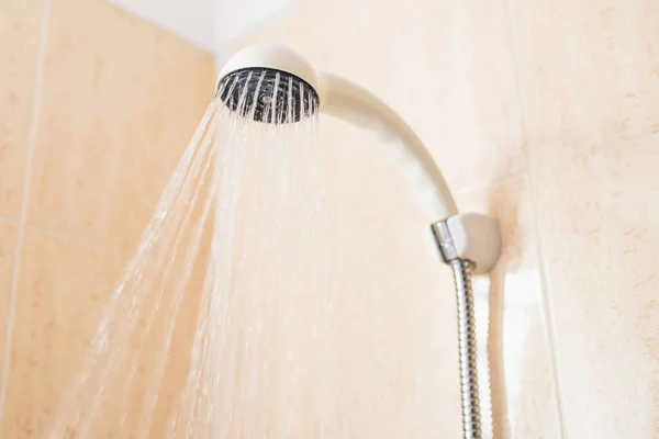 Vatten Från Duschen Badrummet Varmt Vatten Över När Man Duschar — Stockfoto