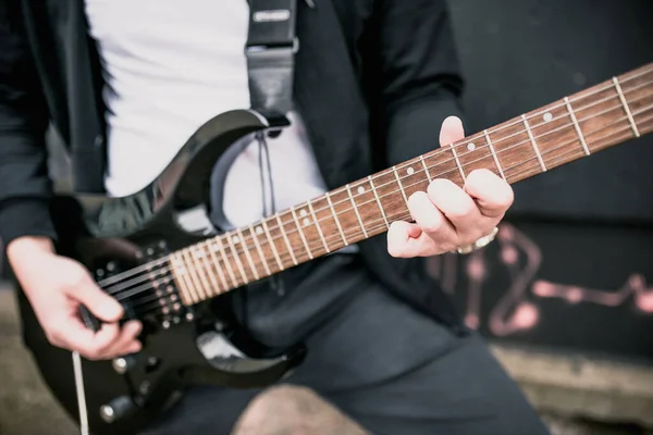 Férfi Egy Fekete Elektromos Gitár Szabadban Blues Rock Zene — Stock Fotó