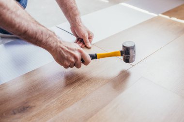 Çekiç ya da çekiç - bu aletin arkası ile döşeme levhalarının son satırını kolaylıkla yerleştirebilir ve monte edebilirsiniz.