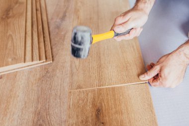 Döşemeyi döşemek karmaşık ve uzun bir süreçtir. Kaplamayı yere koymadan önce önünüzdeki tüm ayrıntıları öğrenmeniz gerekir.