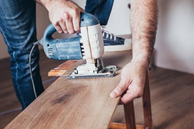 Demir testeresi (yapboz) - kesme ve kesme laminat levhaları sürecinde kullanılır