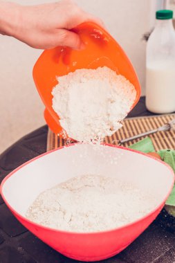 Un - tahıl tanelerini öğüterek elde edilen bir gıda ürünü, çoğunlukla tahıllar.