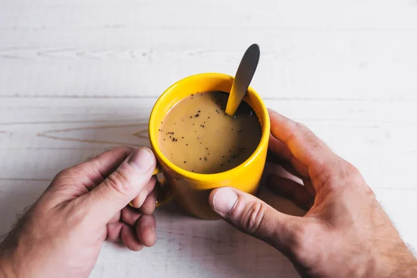 Farmers Mandlige Hænder Ved Daggry Med Gul Kop Kaffe Begyndelsen - Stock-foto