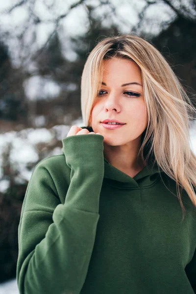 Charmante Sexy Blonde Skandinavische Erscheinung Einem Grünen Kapuzenpullover Winter Draußen — Stockfoto