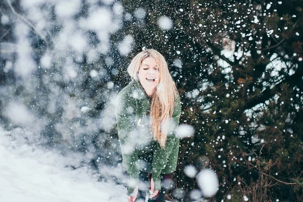 Літаючий Сніг Передньому Плані Який Кинув Камеру Молоду Привабливу Блондинку — стокове фото