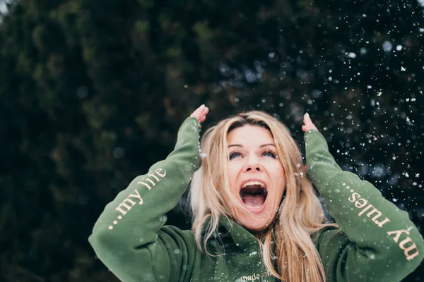 Charmante Skandinavische Blondine Grünem Kapuzenpulli Spielt Winter Draußen Mit Schnee — Stockfoto