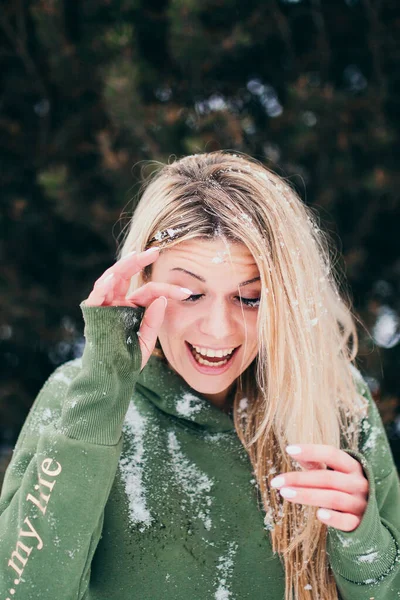 Encantadora Rubia Escandinava Limpia Muy Bien Nieve Cara Después Lanzar — Foto de Stock