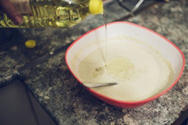 Krep pişirmek - kalan sütü ve kamçıyı da ekleyin - hamur kısmen sıvı olmalı
