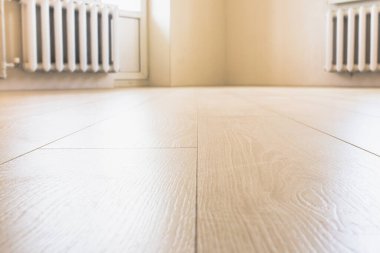 Minsk, Belarus - 5 Ağustos 2019: Laminate floor Tarkett Woodstock White Sherwood meşesi 4V 