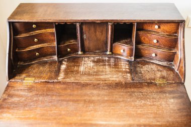 Antika ahşap mobilyalar. Çekmeceli şifonyer masası. Bir kadın için mobilya.