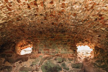 Arkeolojik alan - kemerli kasaları olan bir ortaçağ tuğla binasının kalıntıları