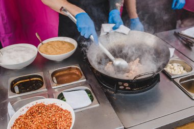 Izgara yaparken deniz mahsullerini karıştırmak