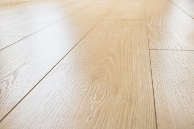 Hafif bir ahşap döşeme ve belirgin bir dokusu var.