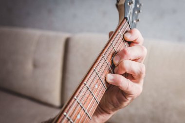 Döşeme lamine kaplı Tarkett Woodstock beyaz Sherwood meşesi.