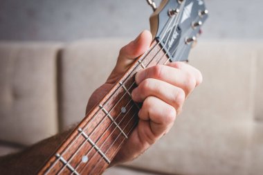 Döşeme lamine kaplı Tarkett Woodstock beyaz Sherwood meşesi.
