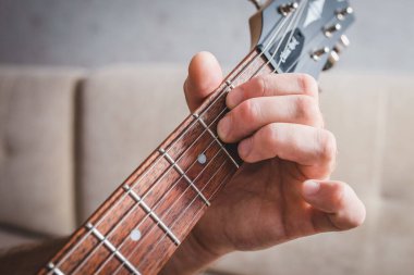 Döşeme lamine kaplı Tarkett Woodstock beyaz Sherwood meşesi.