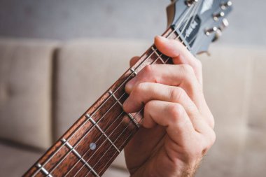 Döşeme lamine kaplı Tarkett Woodstock beyaz Sherwood meşesi.