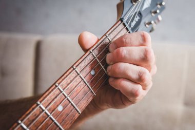 Döşeme lamine kaplı Tarkett Woodstock beyaz Sherwood meşesi.