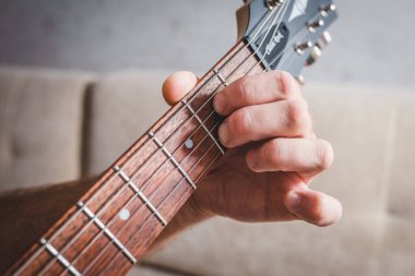 Döşeme lamine kaplı Tarkett Woodstock beyaz Sherwood meşesi.
