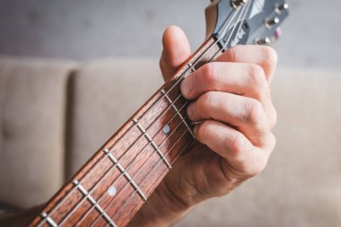 Döşeme lamine kaplı Tarkett Woodstock beyaz Sherwood meşesi.