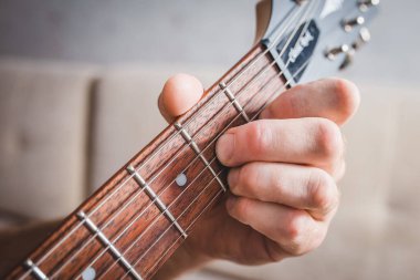 Döşeme lamine kaplı Tarkett Woodstock beyaz Sherwood meşesi.