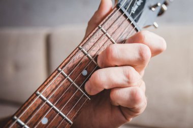 Dm akor - yakın çekim erkek beyaz el 6 telli gitar akoru alır