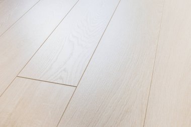 Minsk, Belarus - 5 Ağustos 2019: İç mekandaki lamine döşeme Tarkett Woodstock White Sherwood meşesi 4V 'nin yakın görüntüsü