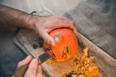 31 Ekim kutlamaları için hazırlıklar. Balkabağından oyma süsler.