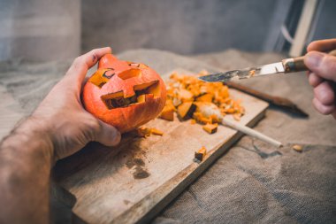 31 Ekim kutlamaları için hazırlıklar. Balkabağından oyma süsler.