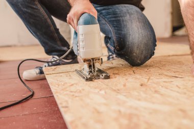 Yakın çekim yap-bozu hızlı ve etkili bir şekilde OSB veya kontrplak tabakasını keser