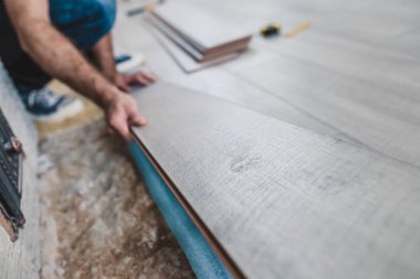 Plastik döşeme - seçici odaklanma - bir uzmanın profesyonel ve nitelikli çalışması arka plan için çerçeve bulanık