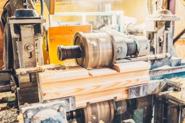 Daha hızlı kesme yazılımına sahip sanayi makinesi ahşap kirişi şekillendiriyor - ahşap ev yapımı