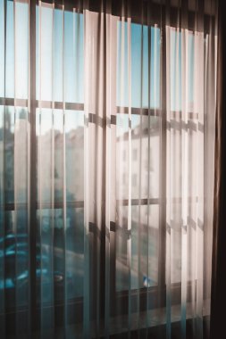 Bir aralık pencereden sabah ışığı - temiz hava