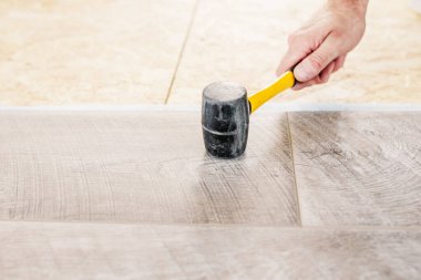 Zeminin tabanının hazırlanması ve müteakip kaplamaların döşenmesi - zeminin laminatı yerleştirmek için nasıl düzgün hazırlanacağı